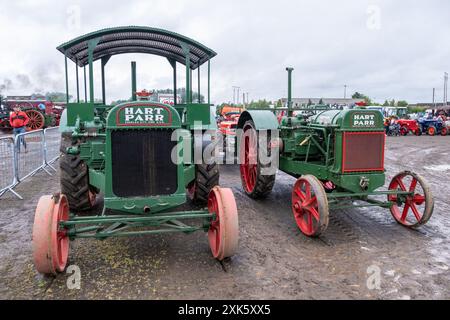 Ballymena, Irlanda del Nord - 20 luglio 2024: Rally di trattori e motori a vapore d'epoca, classici veicoli agricoli storici di Hart e Parr in verde. Foto Stock