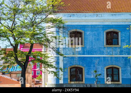 Facciate blu e rosa, scena di strada a Belém, Lisbona, Portogallo Foto Stock