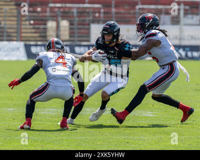 Darius Saint-Robinson (mercenari elvetici, n. 4) und Kevin Fortes (mercenari elvetici, n. 15) versuchen Lorenz Regler (Munich Ravens, n. 86) zu stoppen. Munich Ravens vs. Helvetic Mercenaries, calcio, European League of Football ELF, settimana 9, Saison 2024, 21.07.2024. Foto: Eibner Pressefoto/Heike Feiner Foto Stock