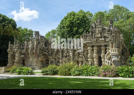 Drôme (26) Hauterives. Le Palais idéal du Facteur Cheval chef-d'oeuvre de l'art naif, Monument construit de 1879 à 1912. Facciata Est // Francia. Errore Foto Stock