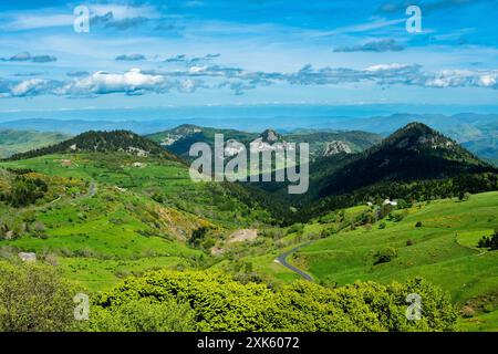 Vista panoramica delle vette vulcaniche a forma di cupola (SUCS) nel Parco naturale regionale dei Monts d'Ardeche. Alvernia-Rodano-Alpi. Francia Foto Stock