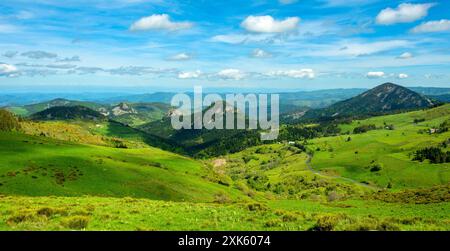 Vista panoramica delle vette vulcaniche a forma di cupola (SUCS) nel Parco naturale regionale dei Monts d'Ardeche. Alvernia-Rodano-Alpi. Francia Foto Stock