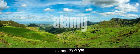 Vista panoramica delle vette vulcaniche a forma di cupola (SUCS) nel Parco naturale regionale dei Monts d'Ardeche. Alvernia-Rodano-Alpi. Francia Foto Stock