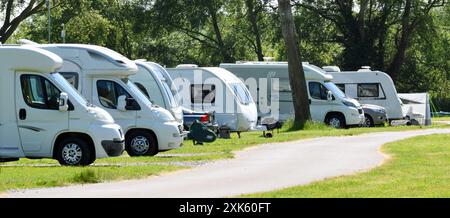 Camper e roulotte in fila sul campo Foto Stock