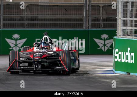 Pascal Wehrlein guida per IL TEAM PORSCHE durante le qualifiche per l'e-Prix di Hankook Londra 2024 all'Excel Centre, London Docklands, Regno Unito, il 21 luglio 2024. Foto di Phil Hutchinson. Solo per uso editoriale, licenza richiesta per uso commerciale. Non utilizzare in scommesse, giochi o pubblicazioni di singoli club/campionato/giocatori. Crediti: UK Sports Pics Ltd/Alamy Live News Foto Stock