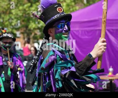 Primo piano di morris ballerina che si esibisce in un costume in stile Steam punk. Foto Stock