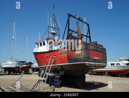 Barca da pesca nel bacino di carenaggio di Felixstowe Ferry Suffolk. Foto Stock