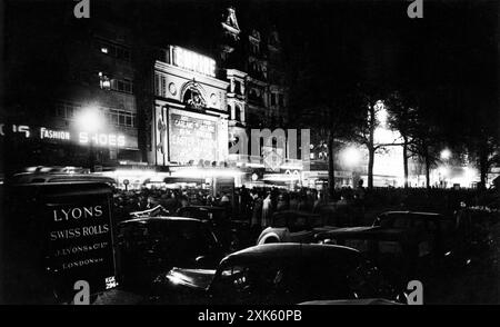 The EMPIRE cinema / cinema Leicester Square, Londra nell'ottobre 1948 circa mostrando JUDY GARLAND FRED ASTAIRE PETER LAWFORD e ANN MILLER in EASTER PARADE 1948 il regista CHARLES WALTERS canzoni Irving Berlin il produttore Arthur Freed Metro Goldwyn Mayer (MGM) Foto Stock