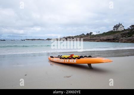 Perros Guirec, Francia. 12 luglio 2024. Michael Bunel/le Pictorium - Costa di granito rosa - 12/07/2024 - Francia/Bretagna/Perros-Guirec - il battello di salvataggio SNSM a remi sulla spiaggia di Trestrignel a Perros Guirec, Bretagna. 12 luglio 2024. Perros Guirec. Francia. Crediti: LE PICTORIUM/Alamy Live News Foto Stock