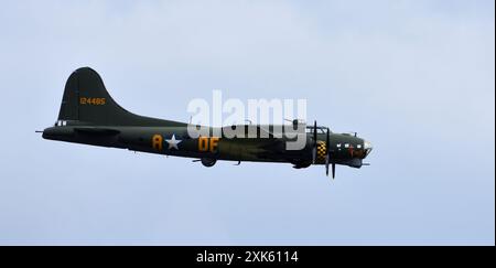 Vintage B-17 Flying Fortress G-BEDF Sally B in volo cielo blu. Foto Stock