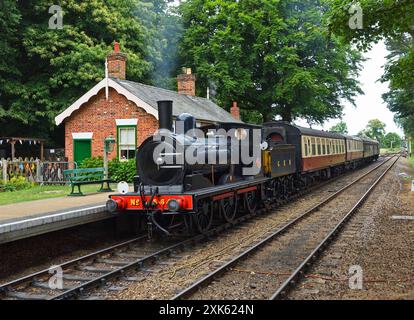 Treno a vapore North Norfolk Railway GER-Y14-0-6-0 564 entrando nella stazione di Holt. Foto Stock