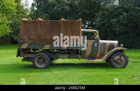 Guerra mondiale 2 camion esercito Citroen parcheggiato di fronte agli alberi. Foto Stock