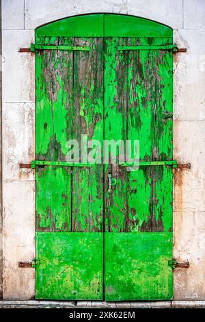 Una vecchia porta verde chiusa di una tipica casa storica a Roccamandolfi Foto Stock