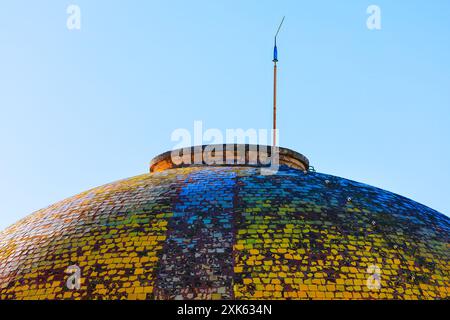 Grande cupola con tetto in tele giallo e verde. Cupola di Catedral de la Santa Cruz de Cadiz, Andalusia Spagna Foto Stock