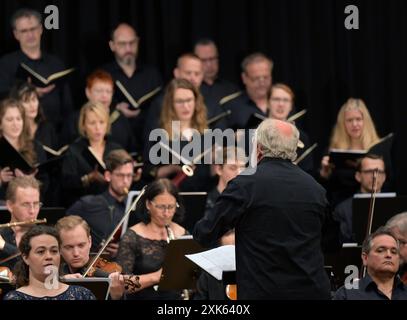 Bruckner Matinee mit dem Arnold Schönberg Chor und dem oö. Mozartensemble im Toscana Congress a Gmunden, im Rahmen der Salzkammergut Festwochen Gmunden, am 21.07.2024. DAS Bild zeigt eine Szene aus dem Konzert mit Erwin Ortner als Dirigent 2024 - Bruckner Matinee mit dem Arnold Schönberg Chor und dem oö. Mozartensemble im Toscana Congress a Gmunden, im Rahmen der Salzkammergut Festwochen Gmunden, am 21.07.2024. *** Bruckner Matinee con il coro Arnold Schönberg e il Mozartensemble oö al Congresso Toscana di Gmunden, come parte del Salzkammergut Festwochen Gmunden, il 21 07 2024 il p Foto Stock