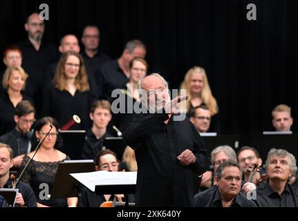 Bruckner Matinee mit dem Arnold Schönberg Chor und dem oö. Mozartensemble im Toscana Congress a Gmunden, im Rahmen der Salzkammergut Festwochen Gmunden, am 21.07.2024. DAS Bild zeigt eine Szene aus dem Konzert mit Erwin Ortner als Dirigent 2024 - Bruckner Matinee mit dem Arnold Schönberg Chor und dem oö. Mozartensemble im Toscana Congress a Gmunden, im Rahmen der Salzkammergut Festwochen Gmunden, am 21.07.2024. *** Bruckner Matinee con il coro Arnold Schönberg e il Mozartensemble oö al Congresso Toscana di Gmunden, come parte del Salzkammergut Festwochen Gmunden, il 21 07 2024 il p Foto Stock