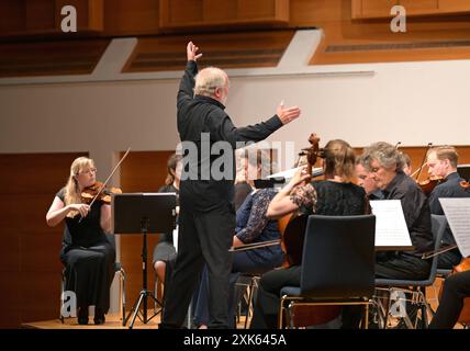 Bruckner Matinee mit dem Arnold Schönberg Chor und dem oö. Mozartensemble im Toscana Congress a Gmunden, im Rahmen der Salzkammergut Festwochen Gmunden, am 21.07.2024. DAS Bild zeigt eine Szene aus dem Konzert mit Erwin Ortner als Dirigent 2024 - Bruckner Matinee mit dem Arnold Schönberg Chor und dem oö. Mozartensemble im Toscana Congress a Gmunden, im Rahmen der Salzkammergut Festwochen Gmunden, am 21.07.2024. *** Bruckner Matinee con il coro Arnold Schönberg e il Mozartensemble oö al Congresso Toscana di Gmunden, come parte del Salzkammergut Festwochen Gmunden, il 21 07 2024 il p Foto Stock