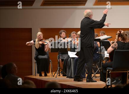 Bruckner Matinee mit dem Arnold Schönberg Chor und dem oö. Mozartensemble im Toscana Congress a Gmunden, im Rahmen der Salzkammergut Festwochen Gmunden, am 21.07.2024. DAS Bild zeigt eine Szene aus dem Konzert mit Erwin Ortner als Dirigent 2024 - Bruckner Matinee mit dem Arnold Schönberg Chor und dem oö. Mozartensemble im Toscana Congress a Gmunden, im Rahmen der Salzkammergut Festwochen Gmunden, am 21.07.2024. *** Bruckner Matinee con il coro Arnold Schönberg e il Mozartensemble oö al Congresso Toscana di Gmunden, come parte del Salzkammergut Festwochen Gmunden, il 21 07 2024 il p Foto Stock