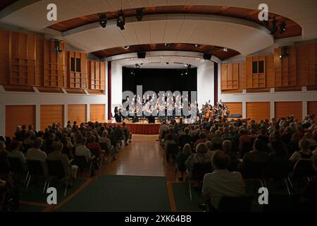 Bruckner Matinee mit dem Arnold Schönberg Chor und dem oö. Mozartensemble im Toscana Congress a Gmunden, im Rahmen der Salzkammergut Festwochen Gmunden, am 21.07.2024. DAS Bild zeigt eine totale über den ganzen Konzertraum mit Bühne und Publikumssbereich 2024 - Bruckner Matinee mit dem Arnold Schönberg Chor und dem oö. Mozartensemble im Toscana Congress a Gmunden, im Rahmen der Salzkammergut Festwochen Gmunden, am 21.07.2024. *** Bruckner Matinee con il coro Arnold Schönberg e il Mozartensemble oö al Congresso Toscana di Gmunden, come parte del Salzkammergut Festwochen Gmunden, il 2 Foto Stock