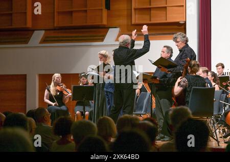 Bruckner Matinee mit dem Arnold Schönberg Chor und dem oö. Mozartensemble im Toscana Congress a Gmunden, im Rahmen der Salzkammergut Festwochen Gmunden, am 21.07.2024. DAS Bild zeigt eine Szene aus dem Konzert mit Erwin Ortner als Dirigent und den Sängern, Ursula Langmayr, Sopran, Michael Nowak, Tenor und Johannes Gisser, Bass 2024 - Bruckner Matinee mit dem Arnold Schönberg Chor und dem oö. Mozartensemble im Toscana Congress a Gmunden, im Rahmen der Salzkammergut Festwochen Gmunden, am 21.07.2024. *** Bruckner Matinee con il coro Arnold Schönberg e il oö Mozartensemble alla Toscana Foto Stock