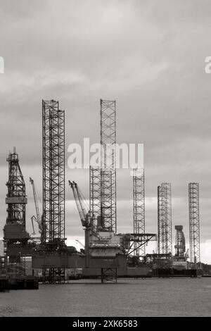 Dundee, Scozia - 24 marzo 2024: Il molo di Price Charles Wharf a Dundee, Scozia, dove si trovano le piattaforme di esplorazione prima di ulteriori contratti. Foto Stock