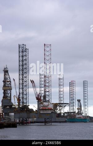 Dundee, Scozia - 24 marzo 2024: Il molo di Price Charles Wharf a Dundee, Scozia, dove si trovano le piattaforme di esplorazione prima di ulteriori contratti. Foto Stock