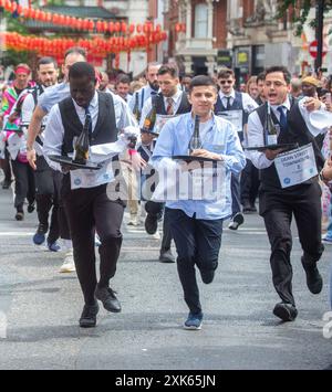 Londra, Inghilterra, Regno Unito. 21 luglio 2024. I camerieri e le cameriere che lavorano nei locali di Soho partecipano alla gara tradizionale al Soho Village Fete, Dean Street, Londra. (Credit Image: © Tayfun Salci/ZUMA Press Wire) SOLO PER USO EDITORIALE! Non per USO commerciale! Crediti: ZUMA Press, Inc./Alamy Live News Foto Stock