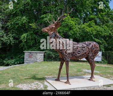 Scultura di rottami metallici situata sulle pendici del Mont Ventoux, Provenza, Francia. Foto Stock