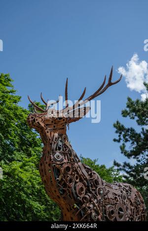 Scultura di rottami metallici situata sulle pendici del Mont Ventoux, Provenza, Francia. Foto Stock