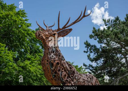 Scultura di rottami metallici situata sulle pendici del Mont Ventoux, Provenza, Francia. Foto Stock