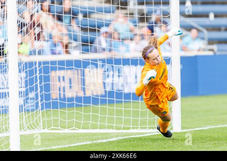 Bridgeview, Illinois, Stati Uniti. 20 luglio 2024. Cassie Miller (38), portiere del NJ/NY Gotham FC, tenta di salvare la partita durante la partita di calcio NWSL tra il NJ/NY Gotham FC e i Chicago Red Stars al SeatGeek Stadium di Bridgeview, Illinois. John Mersits/CSM/Alamy Live News Foto Stock