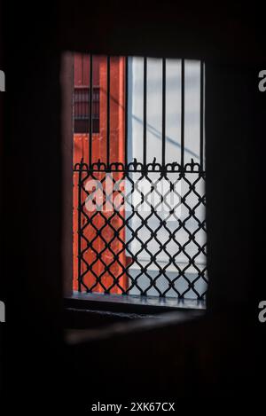 Affacciato su una strada da un interno buio, Leon, Nicaragua Foto Stock