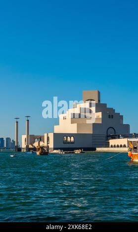 Doha, Qatar - 19 maggio 2024 - Vista panoramica del Museo di Arte Islamica e dello skyline di Doha dalla Corniche di Doha Foto Stock