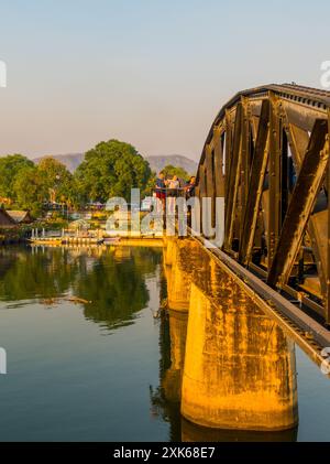 Kanchanaburi, Thailandia - 10 febbraio 2024 - Vista del tramonto della sposa sul fiume Kwai Foto Stock