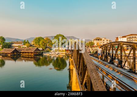 Kanchanaburi, Thailandia - 10 febbraio 2024 - Vista del tramonto della sposa sul fiume Kwai Foto Stock
