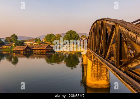 Kanchanaburi, Thailandia - 10 febbraio 2024 - Vista del tramonto della sposa sul fiume Kwai Foto Stock