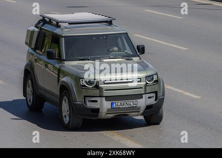 ISTANBUL, TURCHIA - 7 LUGLIO 2024: Land Rover Defender in esposizione. I veicoli fuoristrada di costruzione britannica, polivalenti e potenti hanno avuto voce in capitolo Foto Stock