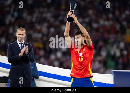 Rodrigo Hernandez Cascante, noto come Rodri, detiene il premio per l'MVP (Most Valuable Player) del torneo durante la finale di UEFA EURO 2024 Foto Stock