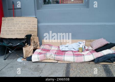 Windsor, Berkshire, Regno Unito. 21 luglio 2024. Un cartello accanto al letto dove un uomo dorme ruvido fuori dall'ex Barclays Bank a Windsor, Berkshire. Crediti: Maureen McLean/Alamy Foto Stock