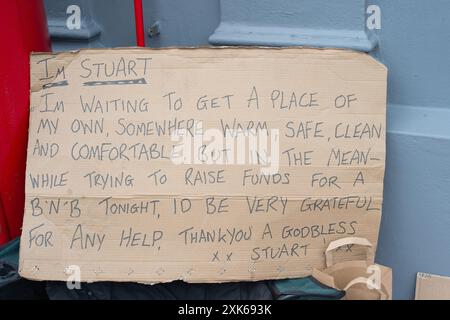 Windsor, Berkshire, Regno Unito. 21 luglio 2024. Un cartello accanto al letto dove un uomo dorme ruvido fuori dall'ex Barclays Bank a Windsor, Berkshire. Crediti: Maureen McLean/Alamy Foto Stock