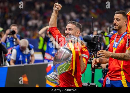 Dani Carvajal di Spagna festeggia con il trofeo Henri Delaunay durante la finale di UEFA EURO 2024 tra Spagna e Inghilterra all'Olympiastadion di Berlino Foto Stock