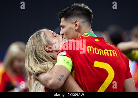 Alvaro Morata (R) di Spagna bacia sua moglie Alice Campello-Morata (L) durante la finale di UEFA EURO 2024 tra Spagna e Inghilterra all'Olympiastadion Foto Stock