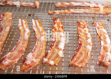 Vista ravvicinata di un vassoio di strisce di pancetta al forno. Foto Stock