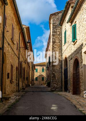 Le antiche stradine della città medievale di Casale marittimo in Toscana Foto Stock