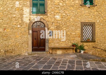 Le antiche stradine della città medievale di Casale marittimo in Toscana Foto Stock