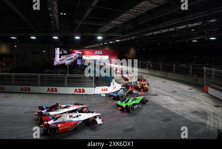 Vista del primo giro del secondo giorno dell'e-Prix di Londra Hankook 2024 all'Excel Circuit di Londra. Data foto: Domenica 21 luglio 2024. Foto Stock