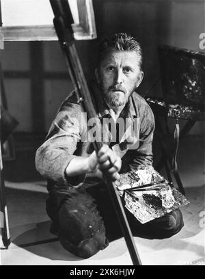 A Publicity Portrait of KIRK DOUGLAS as VINCENT VAN GOGH in LUST FOR LIFE 1956 regista VINCENTE MINNELLI romanzo IRVING STONE sceneggiatura NORMAN CORWIN Costume Design WALTER PLUNKETT Music MIKLOS ROZSA produttore JOHN HOUSEMAN Metro Goldwyn Mayer Foto Stock