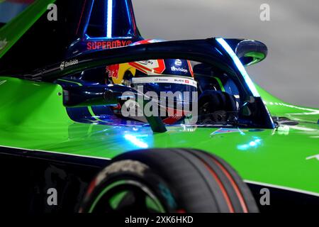 Sebastien Buemi di Envision Racing durante la gara del secondo giorno dell'e-Prix di Londra di Hankook 2024 all'Excel Circuit di Londra. Data foto: Domenica 21 luglio 2024. Foto Stock