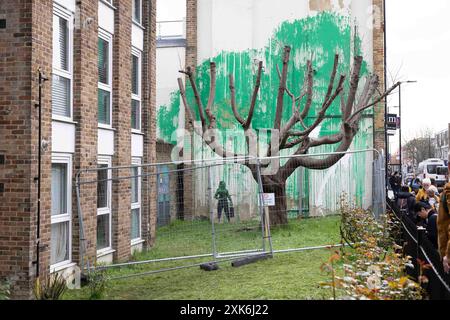 [YouKa0008307] l'ultimo murale di Banksy a Christie's Court in Hornsey Road vicino a Finsbury Park a nord di Londra è stato vandalizzato con vernice bianca. Il Foto Stock