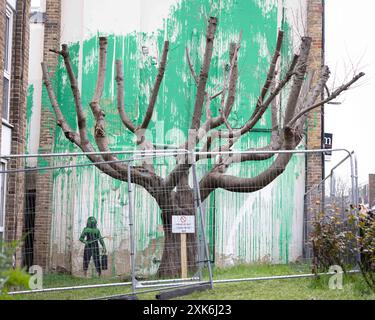 [YouKa0008307] l'ultimo murale di Banksy a Christie's Court in Hornsey Road vicino a Finsbury Park a nord di Londra è stato vandalizzato con vernice bianca. Il Foto Stock